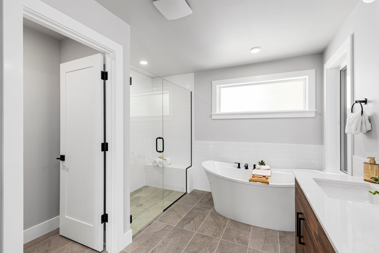 Luxurious soaking tub