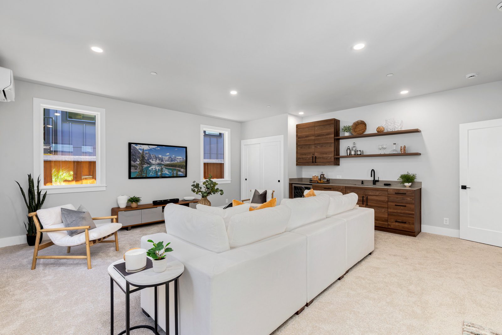 Stylish wet bar for entertaining