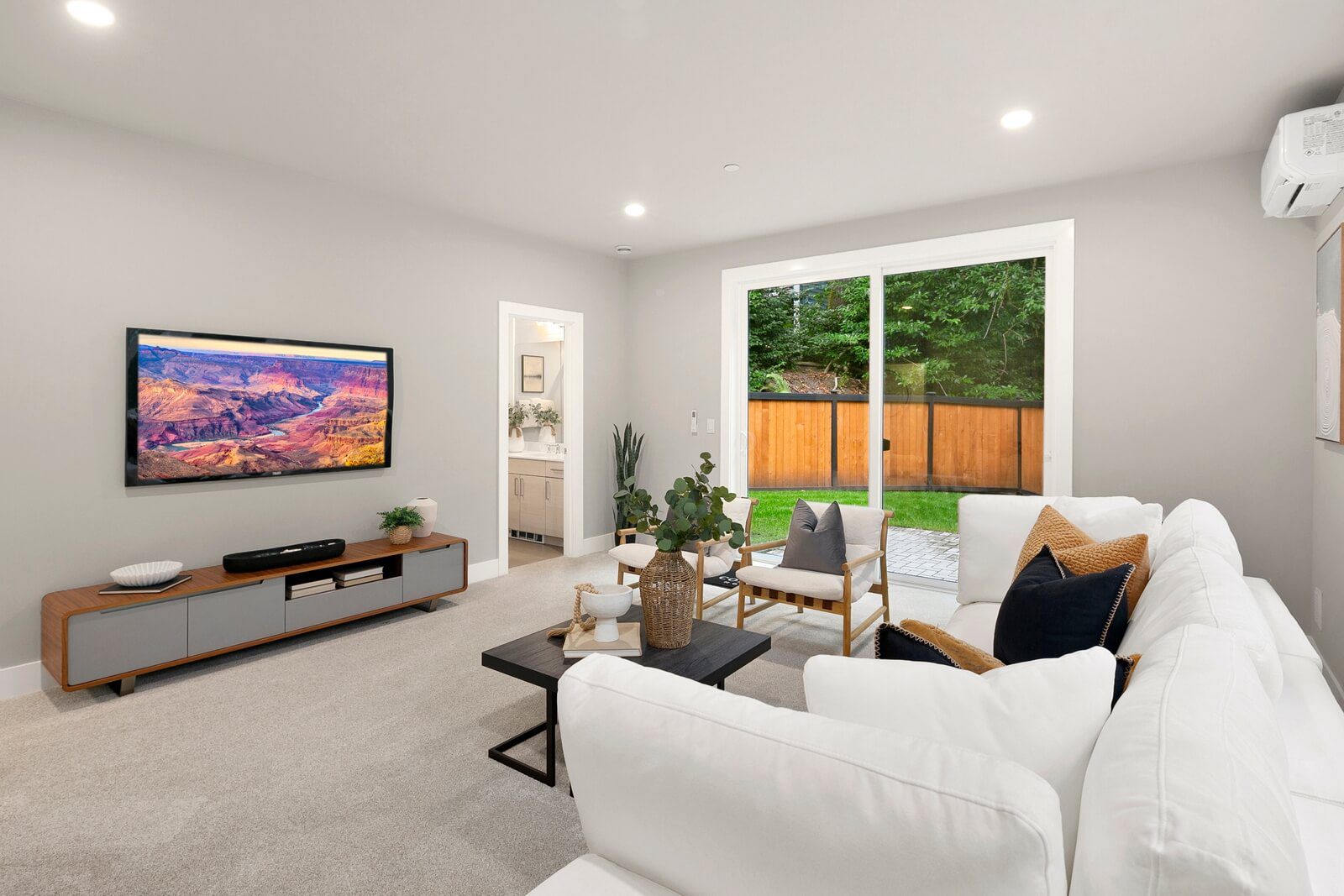 Flex room with direct access to the backyard