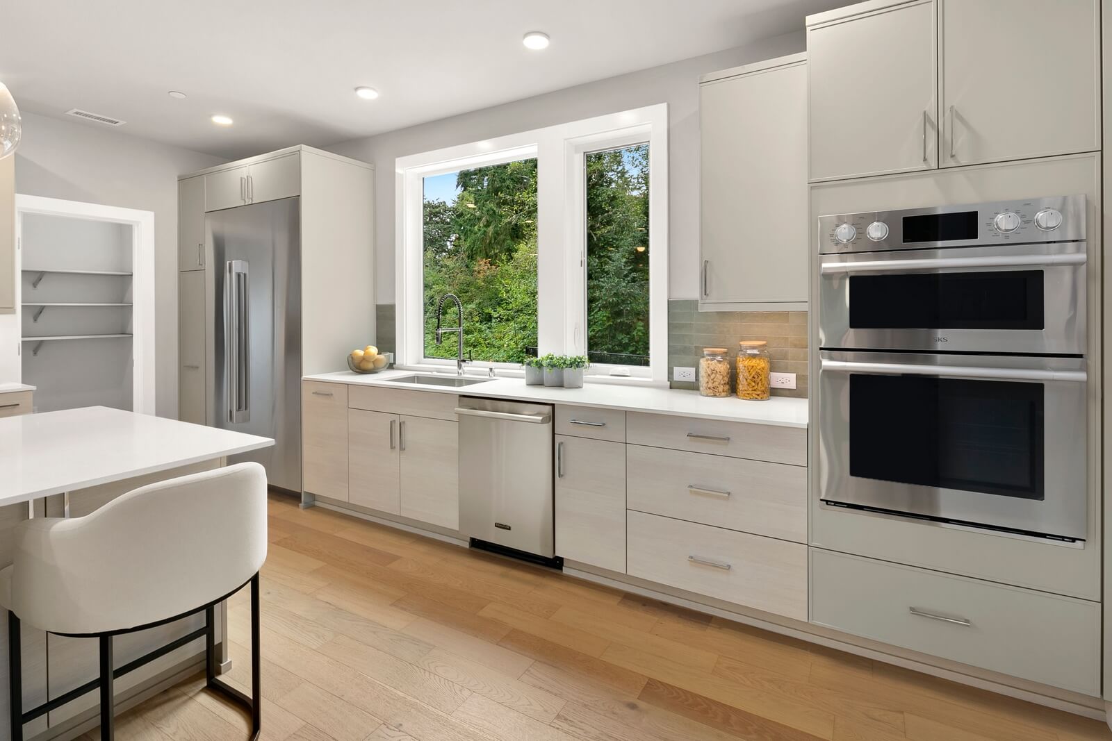 Bright, open kitchen overlooking the surrounding greenery